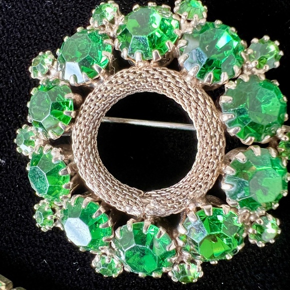 Vintage Weiss Emerald Green Rhinestone Necklace, Earrings & Brooch Set - Picture 3 of 15
